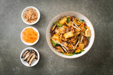 Tofu ve sebzeli kızarmış şehriye. Vejetaryen ve vejetaryen yemek tarzı.