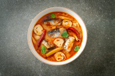 Tom Yum baharatlı çorbada uskumru konservesi - Asya usulü