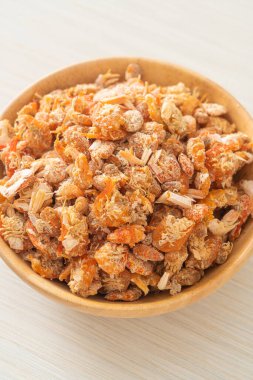 Kurutulmuş karides ya da kase içinde kurutulmuş tuzlanmış karides.