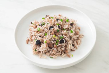 Çin zeytinli ve kıymalı pilav Asya usulü.