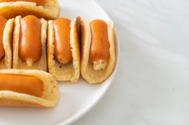 Sosisli ev yapımı krep.