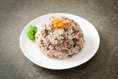 Çin usulü siyah zeytinli kıymalı pilav - Asya usulü.