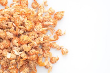 Beyaz arka planda izole edilmiş kurutulmuş karides veya kurutulmuş tuzlu karides.