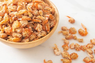 Kurutulmuş karides ya da kase içinde kurutulmuş tuzlanmış karides.