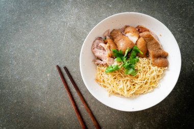 Kurutulmuş domuz budu erişte kasesi, Asya usulü.