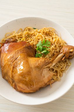 Kurutulmuş erişte ve haşlanmış tavuk kasesi. Asya usulü.