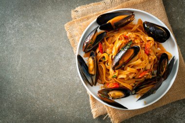 Midyeli, midyeli ve domates soslu spagetti, İtalyan yemeği tarzı.