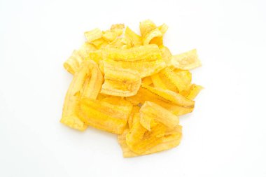 Muz cipsleri beyaz arkaplanda izole