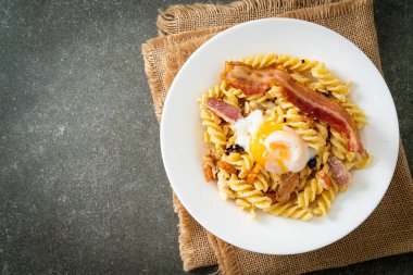 Carbonara fusilli makarna baharatlı pastırma - İtalyan yemeği tarzı.