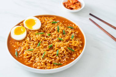 Ramyeon ya da yumurtalı Kore eriştesi Kore yemeği tarzı.