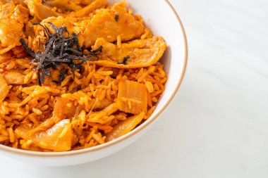 Kore usulü domuz dilimlenmiş kimchi pilavı.