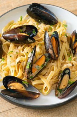 Linguine spagetti makarna vongole beyaz şarap sosu İtalyan deniz ürünleri makarna ve midye