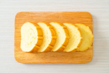 Tahtada dilimlenmiş patates ekmeği.