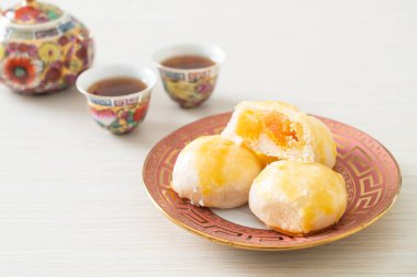 Çin pastası ay pastası ve tuzlu yumurta fıstığı ya da fındıklı börek ve tuzlu yumurta Asya yemeği.