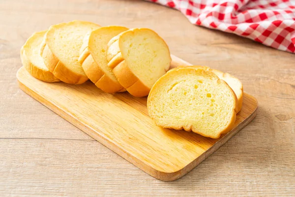 Tahtada Dilimlenmiş Patates Ekmeği — Stok fotoğraf