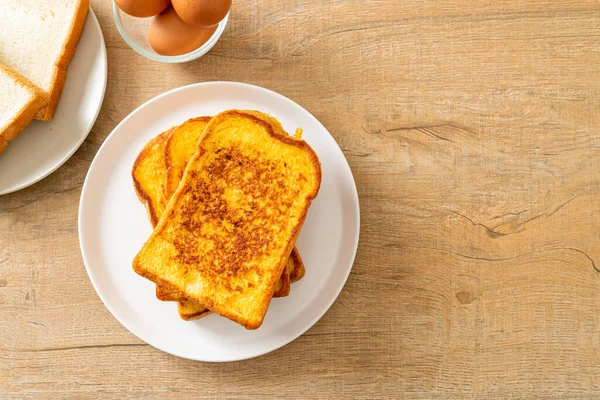 Rostat Bröd Vit Tallrik Till Frukost — Stockfoto