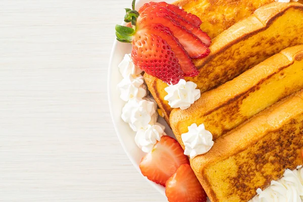 Hausgemachter Französischer Toast Mit Frischen Erdbeeren Und Schlagsahne — Stockfoto