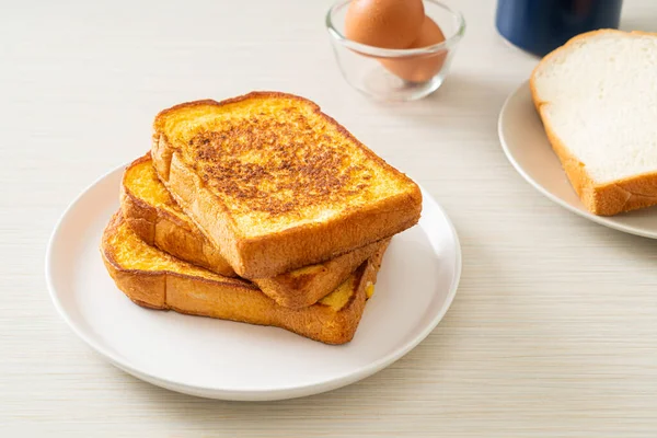 Rostat Bröd Vit Tallrik Till Frukost — Stockfoto
