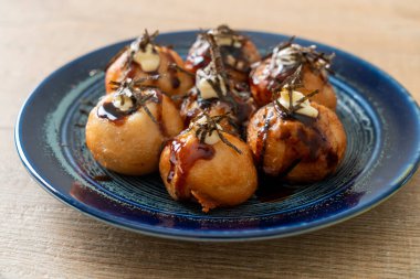 Takoyaki köftesi ya da ahtapot köftesi - Japon yemeği tarzı.