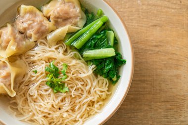 Yumurtalı erişte ile domuz çorbası veya domuz köftesi çorbası ve sebze - Asya yemeği tarzı.