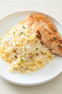 Ev yapımı spagetti beyaz kremalı sos ve ızgara tavuk.