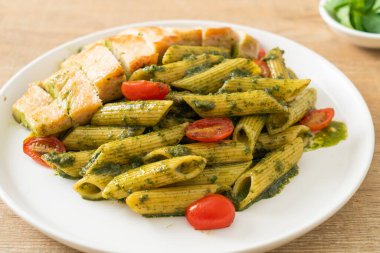 Pesto soslu ev yapımı makarna ve ızgara tavuk.