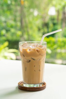 Kahve dükkanındaki masada buzlu kahve bardağı var.