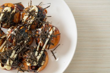 Takoyaki köftesi ya da ahtapot köftesi - Japon yemeği tarzı.