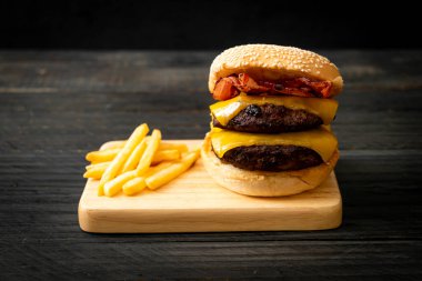 Peynir ve pastırmalı hamburger veya sığır burger - sağlıksız yemek tarzı.