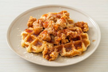 Waffle ve peynirli ev yapımı kızarmış tavuk