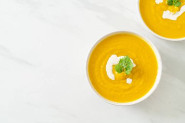 Beyaz kasede kabak çorbası - vejetaryen ve vejetaryen yemek tarzı