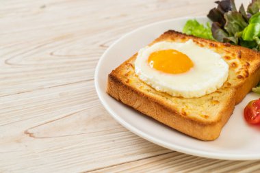 Peynirli ev yapımı ekmek ve kahvaltıda sebze salatasıyla birlikte kızarmış yumurta.