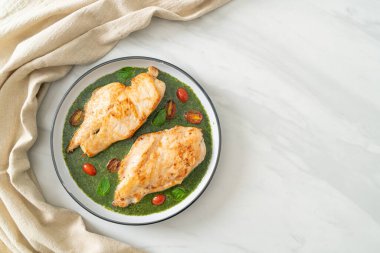 Pesto soslu ızgara tavuk bifteği ve domates.