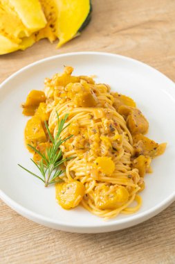 kabaklı spagetti makarna alfredo sosu - vegan ve vejetaryen yemek tarzı
