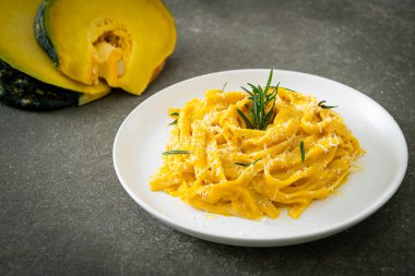 Fettuccine spagetti ve tereyağlı krema soslu makarna.