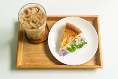 Bask Yanmış Cheesecake süslemesi. Beyaz tabakta çiçekler.