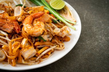 Pad Thai Deniz Ürünleri - Tayland usulü karides, kalamar ya da ahtapot ve tofu ile kızartılmış erişte