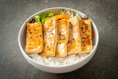 Teriyaki tofu pirinç kasesi - vejetaryen ve vejetaryen yemek tarzı