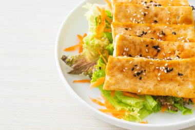 Susamlı teriyaki tofu salatası. Vejetaryen ve vejetaryen yemek tarzı.