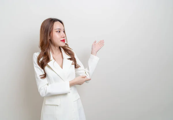 Retrato Hermosa Mujer Negocios Asiática Con Mano Presentando Señalando Sobre —  Fotos de Stock