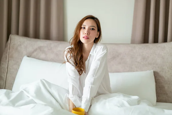 Retrato Bela Mulher Asiática Acordar Segurando Xícara Café Caneca Cama — Fotografia de Stock