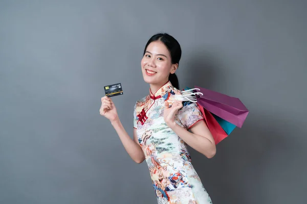 Bela Jovem Mulher Asiática Usar Vestido Tradicional Chinês Com Saco — Fotografia de Stock