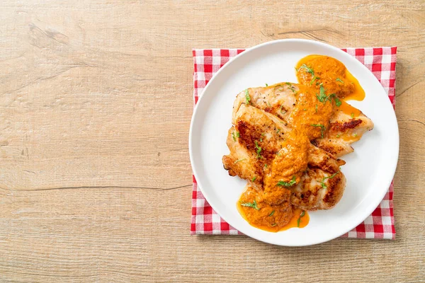 Gegrilltes Hühnersteak Mit Roter Currysoße Muslimische Küche — Stockfoto