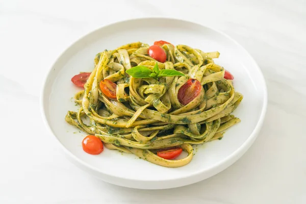 Makaron Fettuccine Spaghetti Sosem Pesto Pomidorami Wegańskie Wegetariańskie Jedzenie — Zdjęcie stockowe