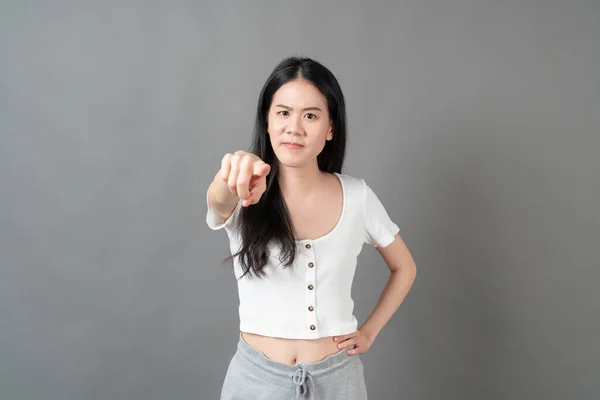 Gri Arka Planda Beyaz Gömlekli Somurtkan Yüzlü Genç Asyalı Kadın — Stok fotoğraf