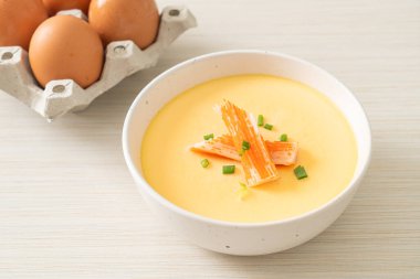 Yengeç sopasıyla haşlanmış yumurta ve taze soğan.