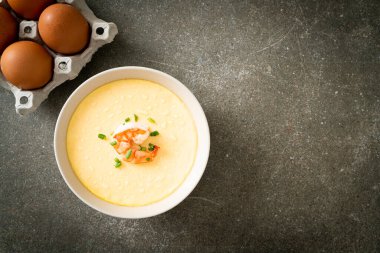 Karides ve taze soğanlı buğulanmış yumurta.