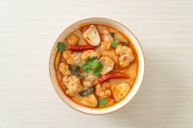 Mantarlı baharatlı domuz çorbası - Tom Yum - Asya usulü