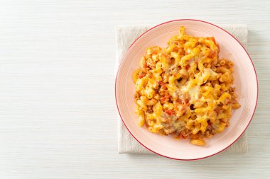 İtalyan usulü peynirli ev yapımı fırında makarna.