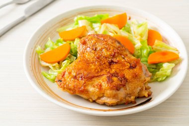 Teppanyaki teriyaki lahana ve havuçlu tavuk bifteği.